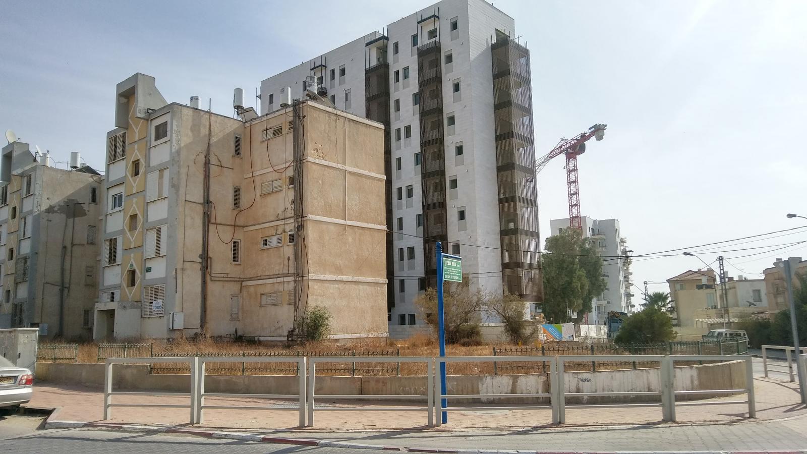 בניה צפופה בשכונה ג'. הקימו מגדל להשקה, השכונה נותרה מוזנחת (צילום: דני בלר)